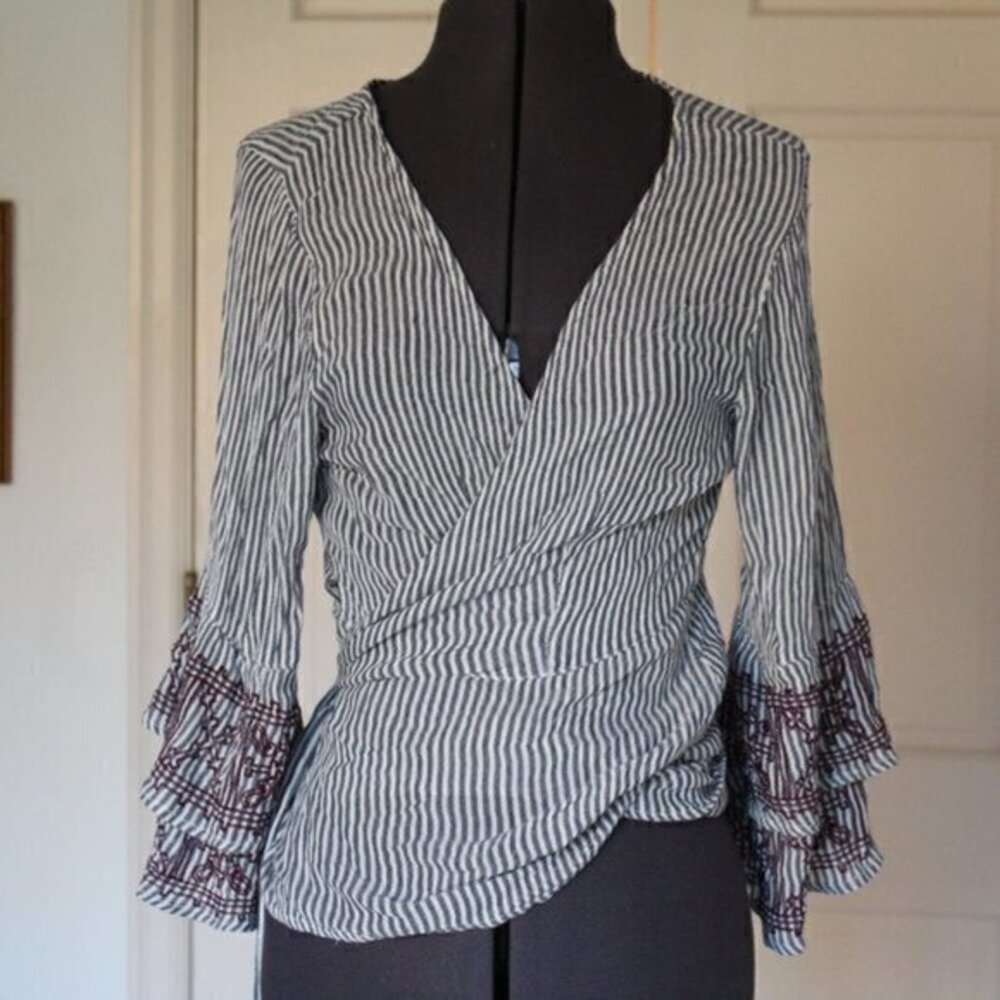 Francesca‘s top bohemian small wraparound top gray and white pinstriped softgirl - Picture 1 of 5